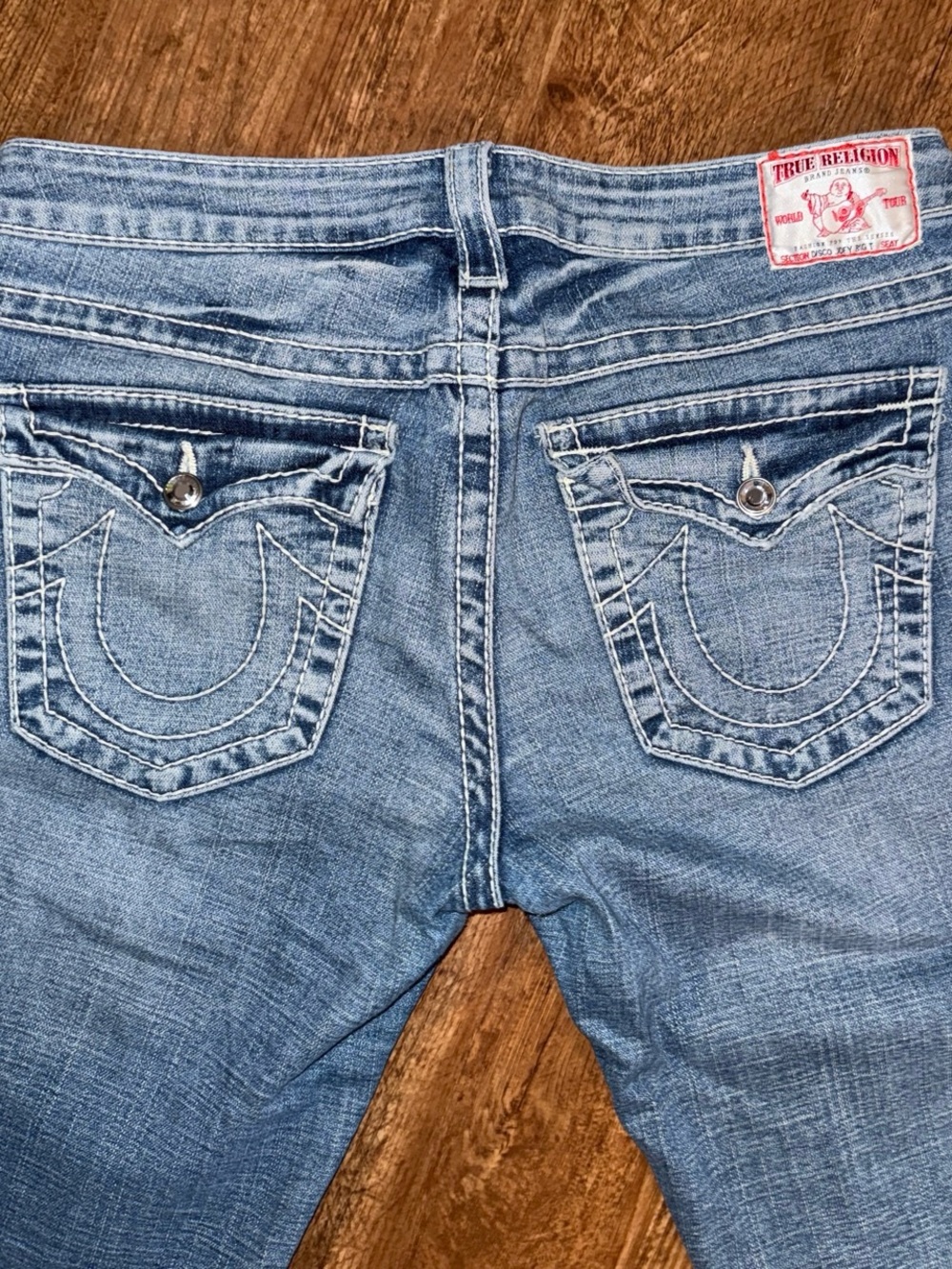 Women’s True Religion Blue Wash Flared Jeans - Picture 2 of 6